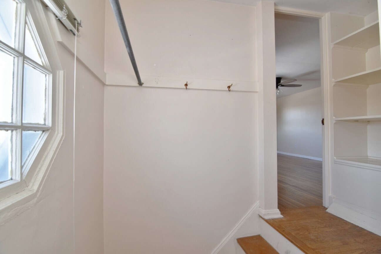 Building Photo - 2025 Riverside Dr