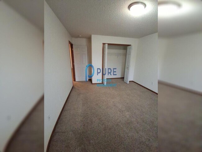 Building Photo - Warm and inviting Woodbury Townhouse! 3 br...