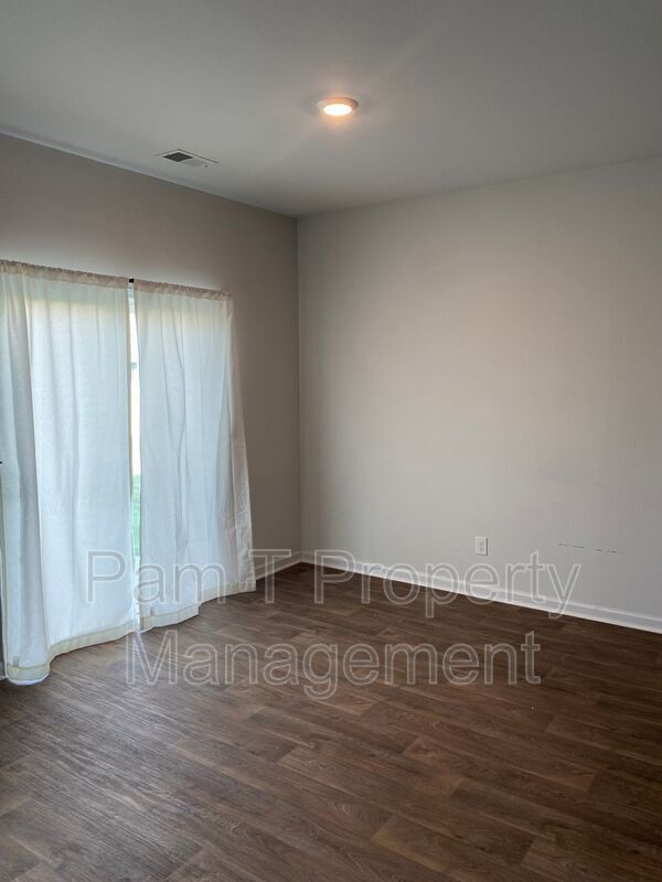 Building Photo - 124 Troupe Dr