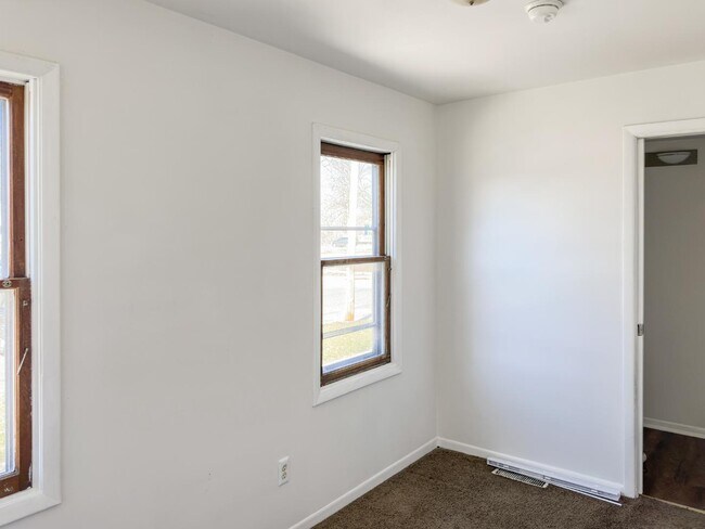 Building Photo - 14 N River St