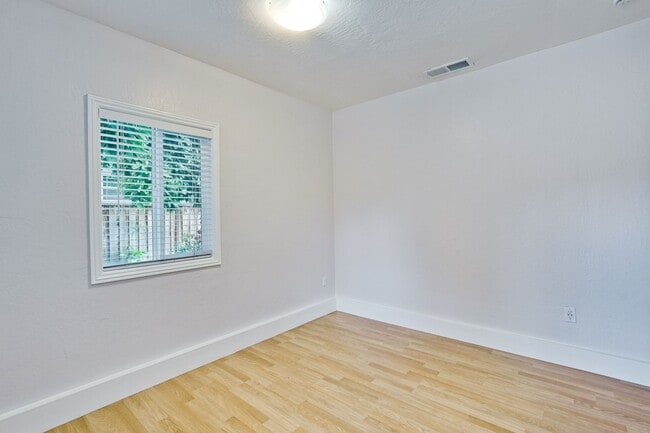 Building Photo - Private ADU with Fenced Yard, Indoor Laund...