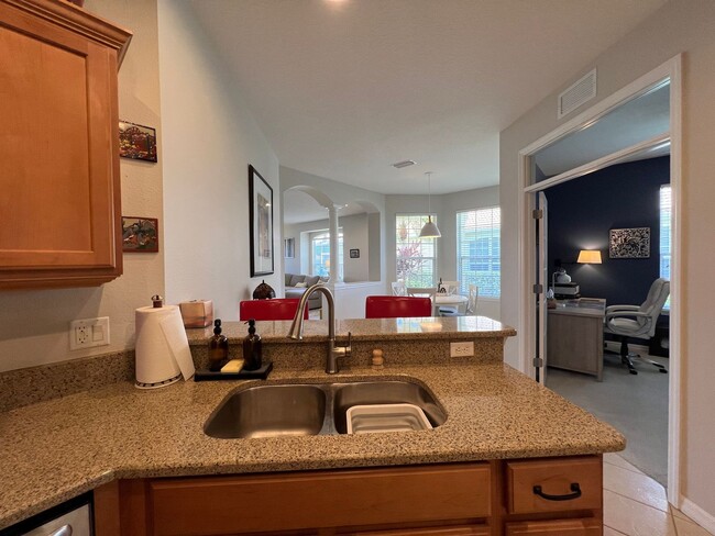 Building Photo - Short Term Rental ** Available 10/1/25 ** ...