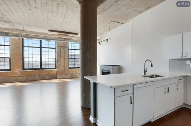 Building Photo - 17 N Loomis St