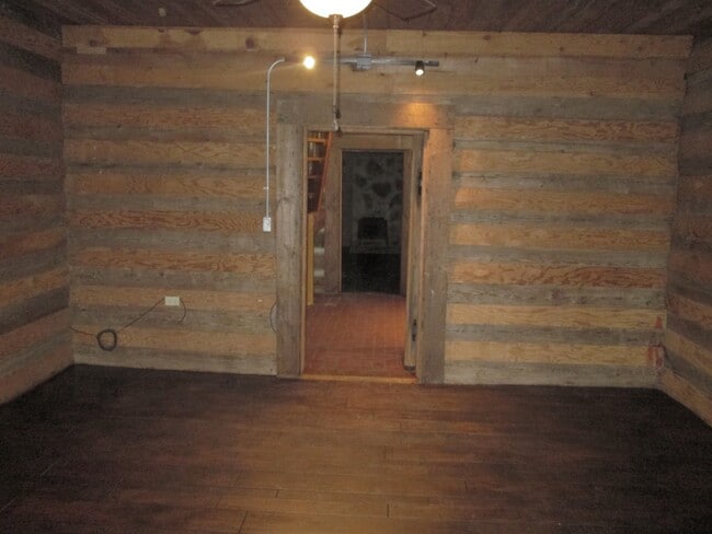 Building Photo - Log cabin