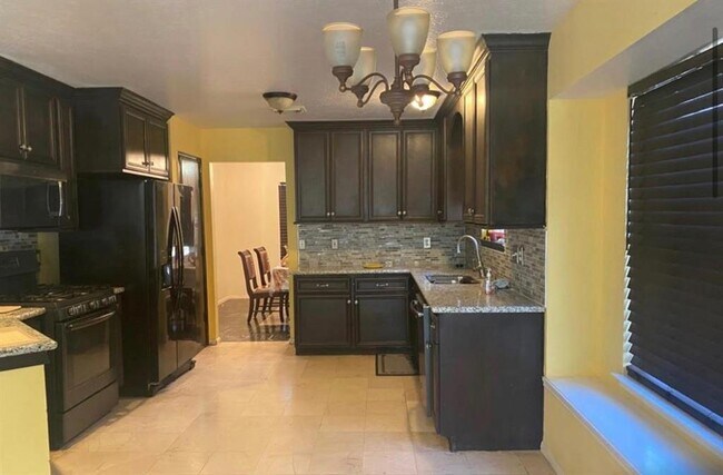 Building Photo - 10443 N Shadowdale Dr