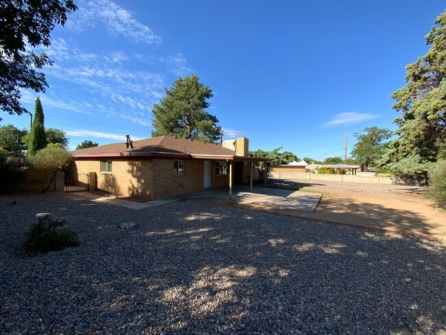 Building Photo - 3 Bedroom Single Story Home Available Near...