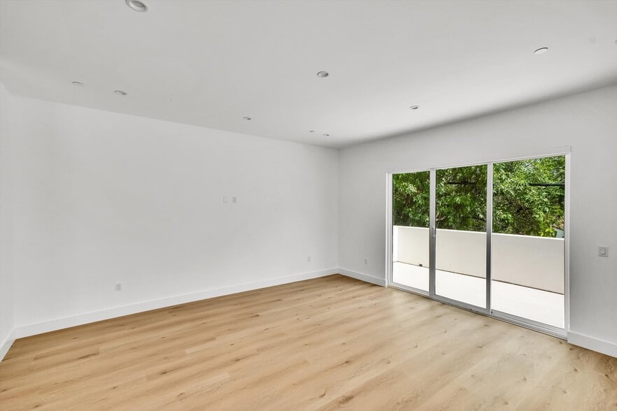 Building Photo - 5022 Cahuenga Blvd