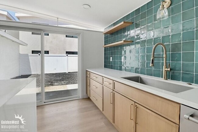 Building Photo - Beautifully Renovated 3Bdm 2Ba Apartment Home in San Diego!