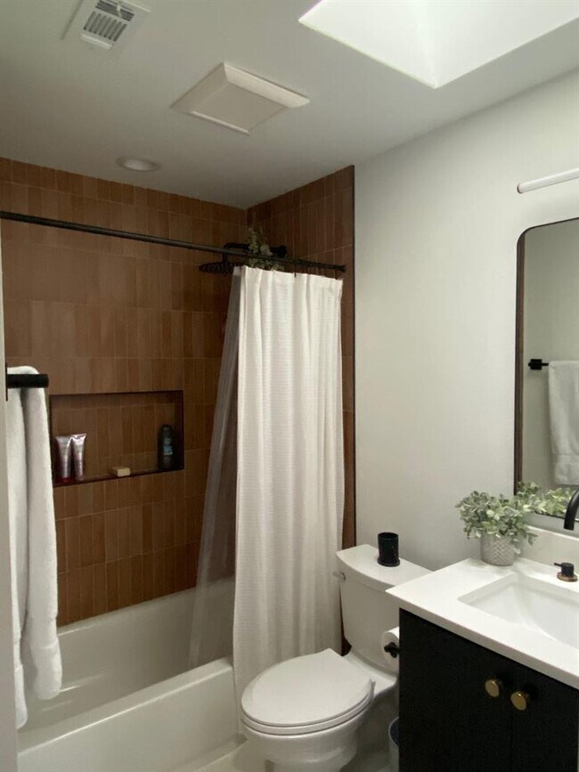 Building Photo - 4609 Leslie Ave