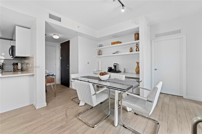 Building Photo - 999 SW 1st Ave