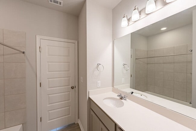 Building Photo - Beautiful New 4 bed, 2 bath home in Buda!
