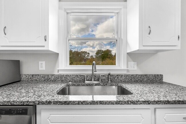 Building Photo - Move-in Special!! 3 Bedroom and 2 Bathroom...