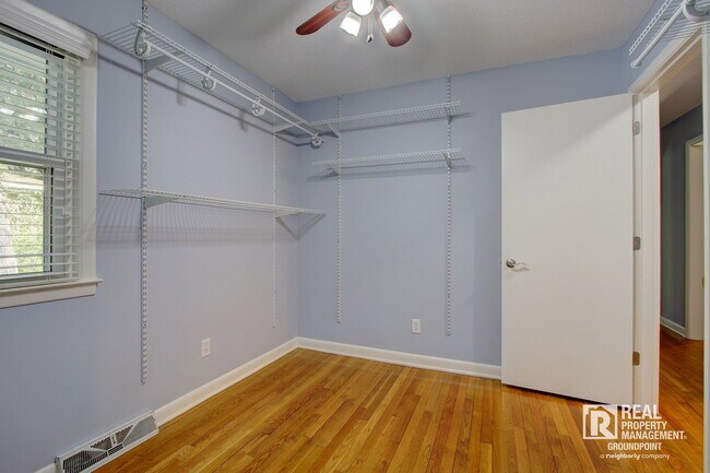 Building Photo - 209 Chucker Dr