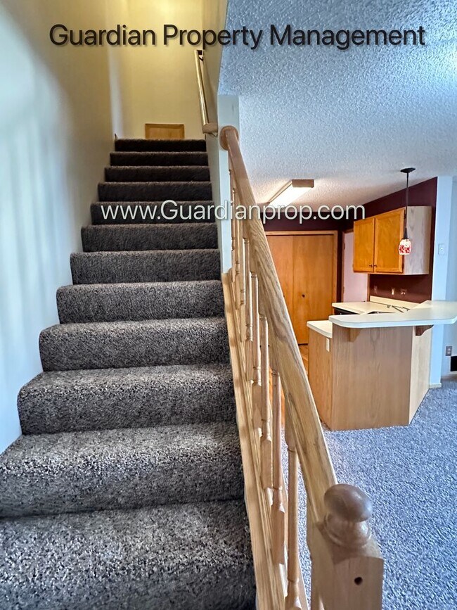 Building Photo - Apple Valley 2 Bedroom Town Home, Patio, Fireplace, 1 Car Garage, AC, New Carpet