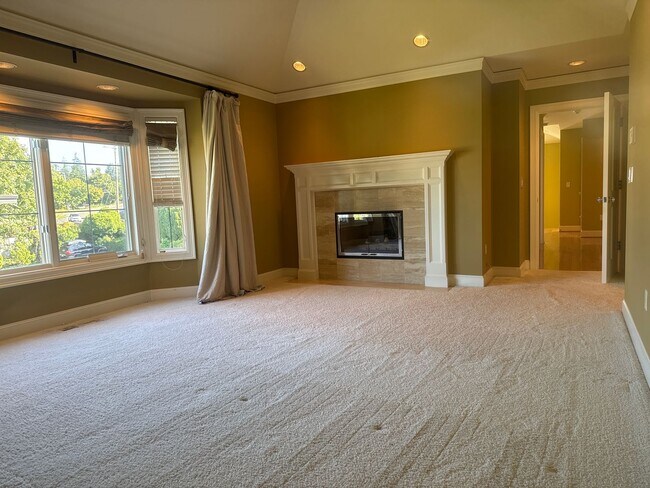 Building Photo - Exceptional 3 bed, 3 bath in Houghton Kirk...