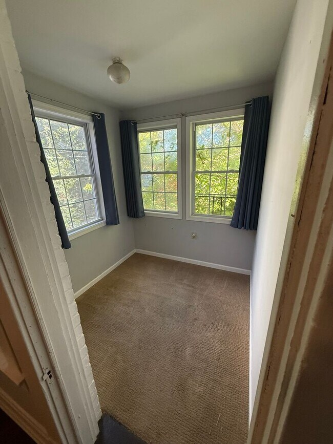 Building Photo - 3 Bedroom 1.5 bath Fan home for rent