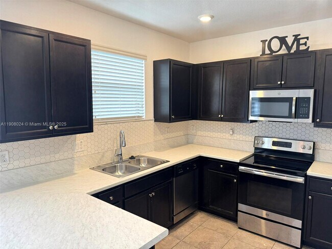 Building Photo - 3354 SE 1st Ct