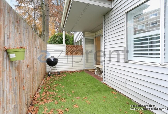 Building Photo - 402 4th Ave.