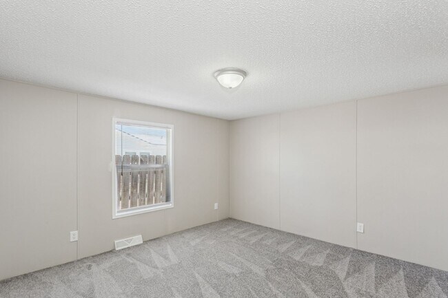 Building Photo - Adorable 3 Bedroom/2 Bath with lots of space! Available on 2/23/26!