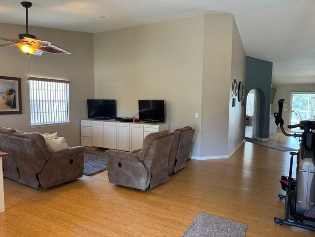 Building Photo - 4 bed 2bath with Pool