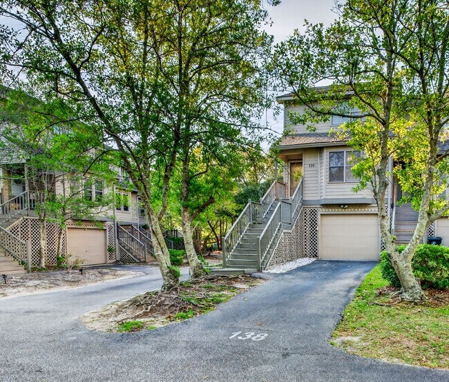 Building Photo - Comfortable Living Minutes from Downtown Charleston