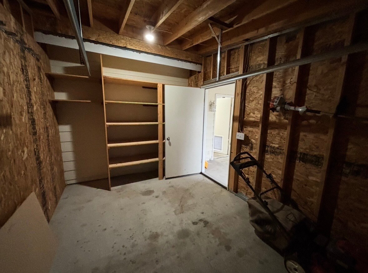 Building Photo - 3227 Lynn Ave