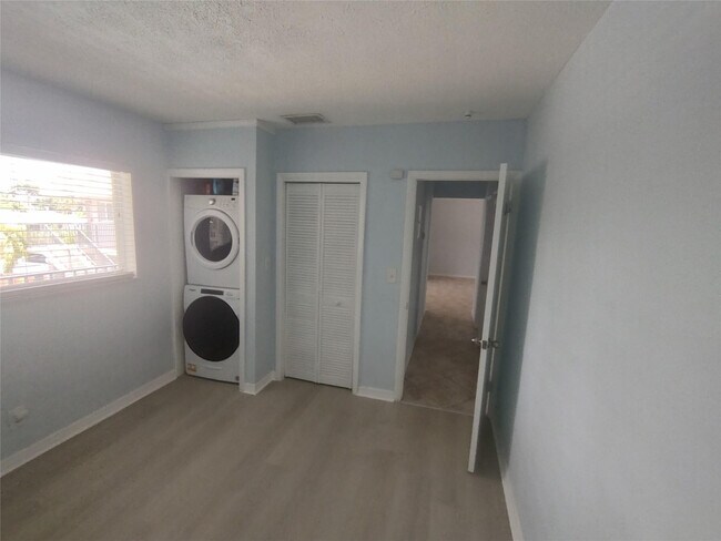 Building Photo - 3030 NE 5th Terrace