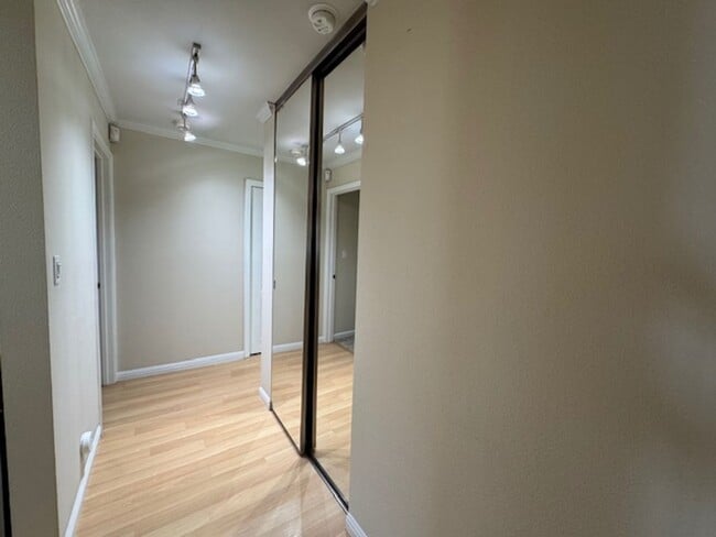 Building Photo - Wonderful 2 bedroom/2 bath lower level con...
