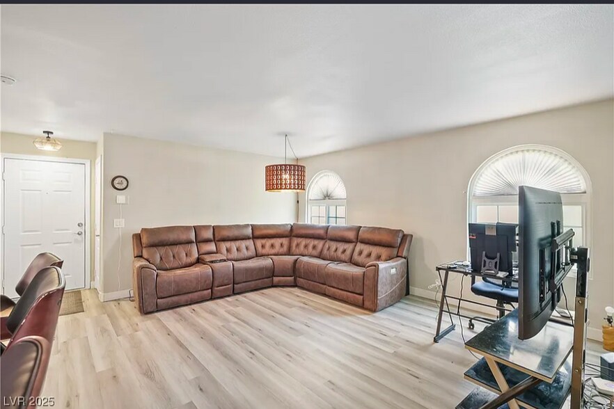 Living room - 3145 E Flamingo Rd