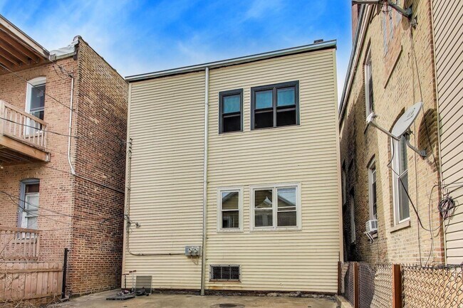 Building Photo - 3351 S Union Ave