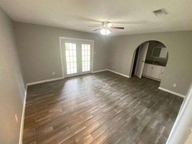 Building Photo - 2110 Hilton Head Dr