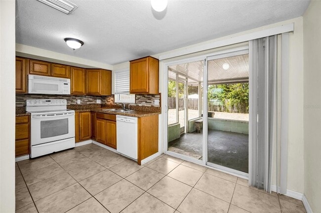 Building Photo - 7402 Country Club Dr