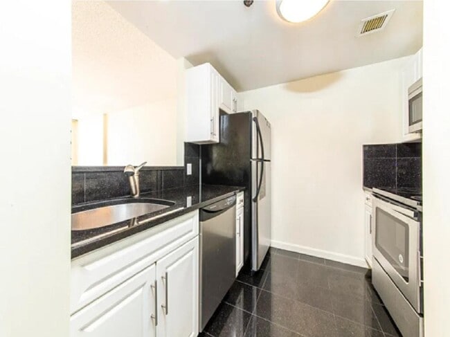 Building Photo - 8-12 Museum Way - 8-12 Museum Way