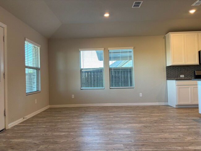 Building Photo - REDUCED-Quick Move In-Spacious 4-Bedroom H...