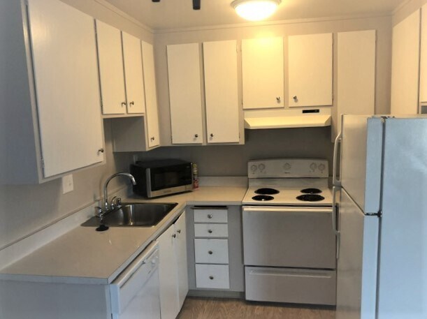 Kitchen w/new Microwave - 3456 Redwood Ct