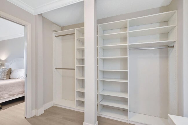 Building Photo - 438 Brackenwood Ln S