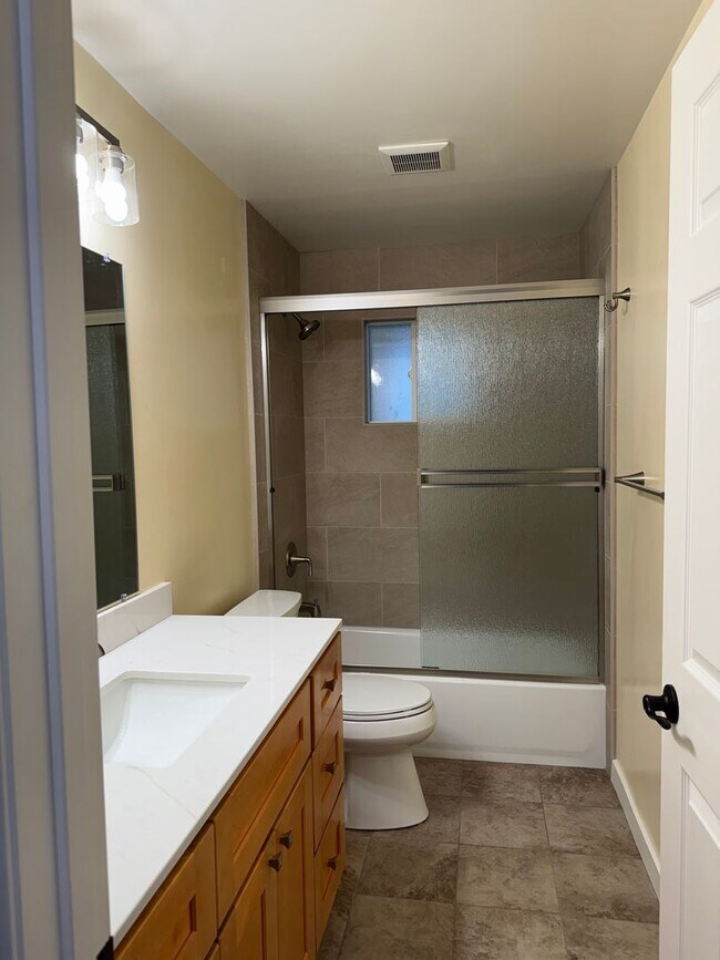 Building Photo - Stunning 2-bedroom, 1.5-bath Modern home i...