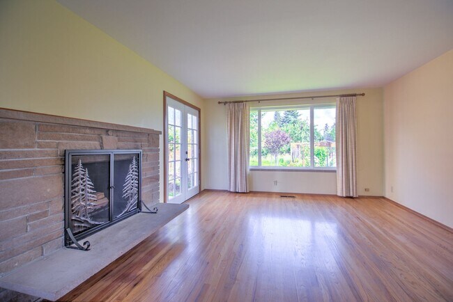 Building Photo - 1636 Conger Ave NW