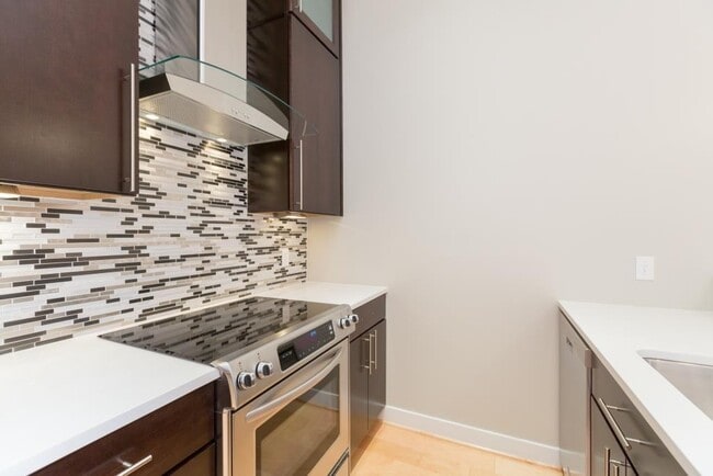 Building Photo - Modern 1 bed + Den in Logan Circle