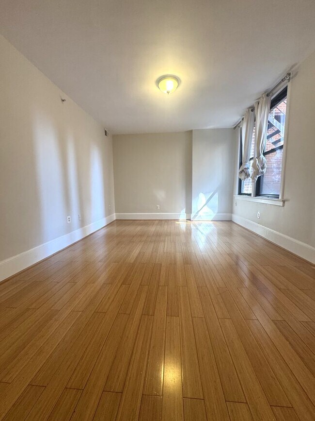 Building Photo - Centrally Located 1BR/1BA Apartment in Adams Morgan – Bright, Modern & Walkable!