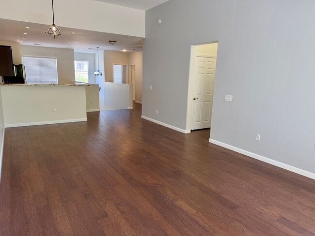 Building Photo - Close to shopping and easy access to Freeway!!!