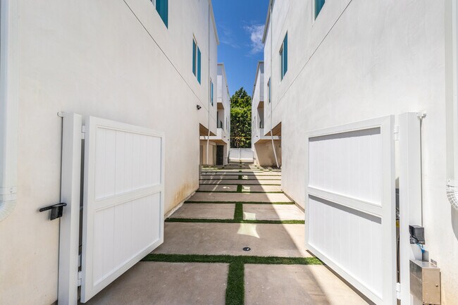 Building Photo - 4293 Tujunga Ave