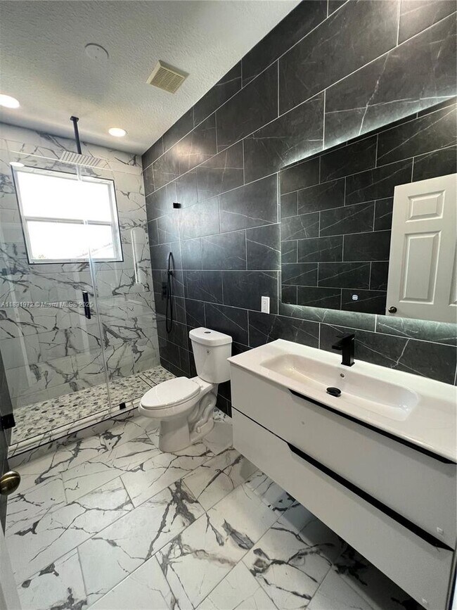 Building Photo - 3810 SW 51st St