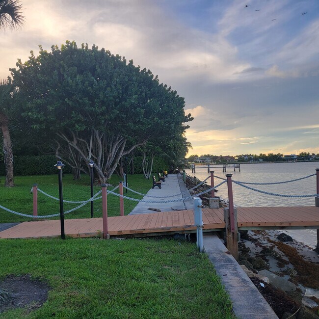 Building Photo - 825 Center St