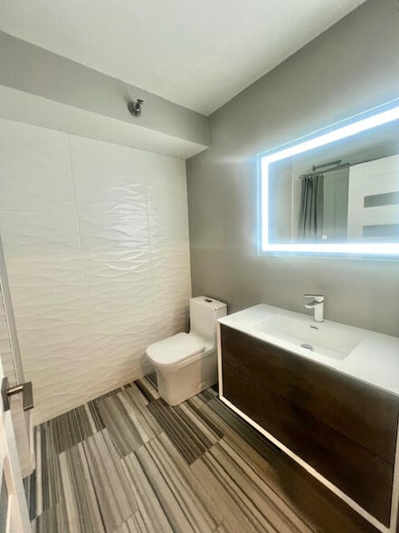 Building Photo - 345 N La Salle Dr