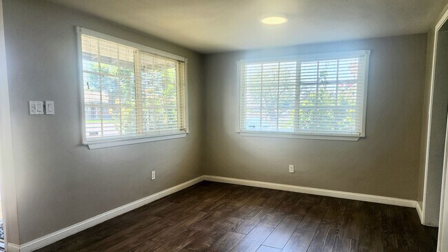 Building Photo - SW-Bakersfield 3 bedrooms 2 baths house