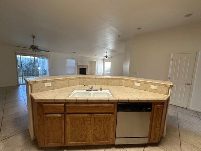 Building Photo - Move in Ready
