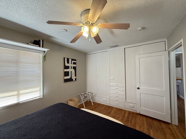 Building Photo - Furnished Short Term Rental