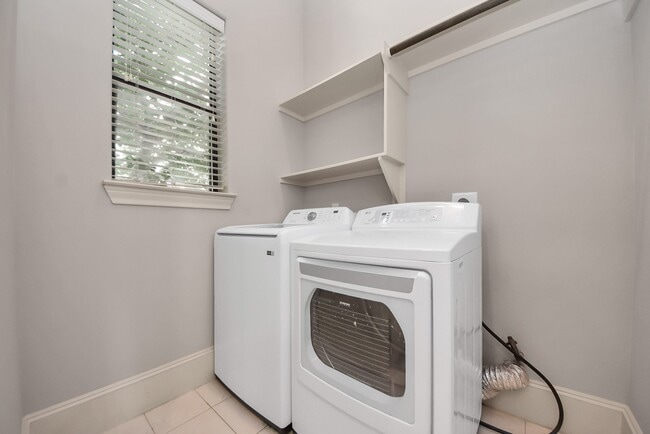 Building Photo - 1831 Dart St