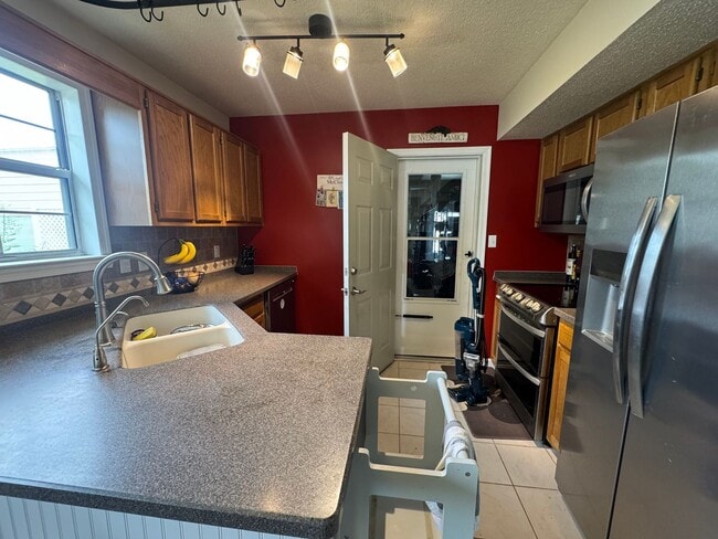 Building Photo - Spacious Three Bedroom Home